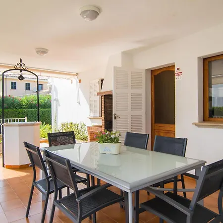 4 Bedroom Beautiful In Сasa de vacaciones *